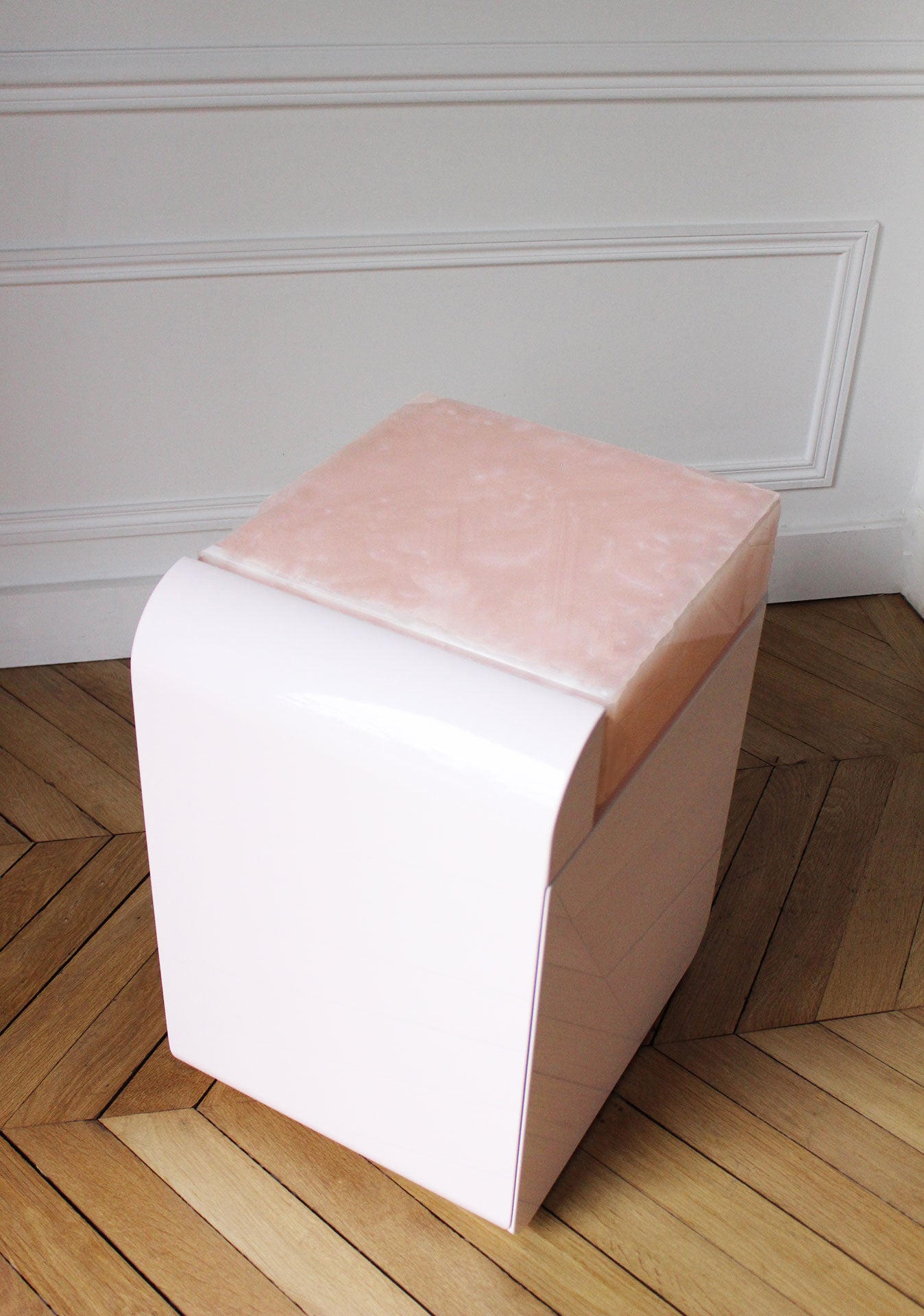 AMO PINK STORAGE TABLE