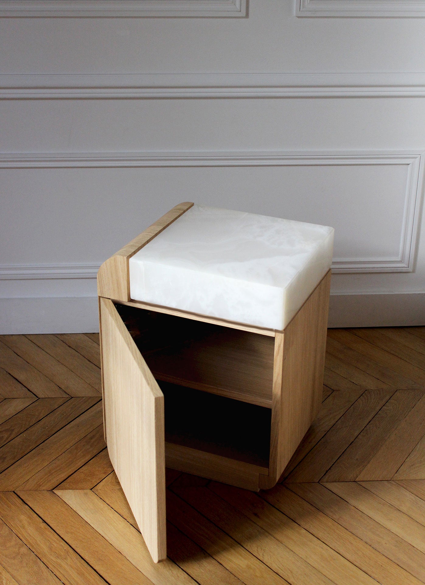 AMO OAK AND WHITE ONYX STORAGE TABLE