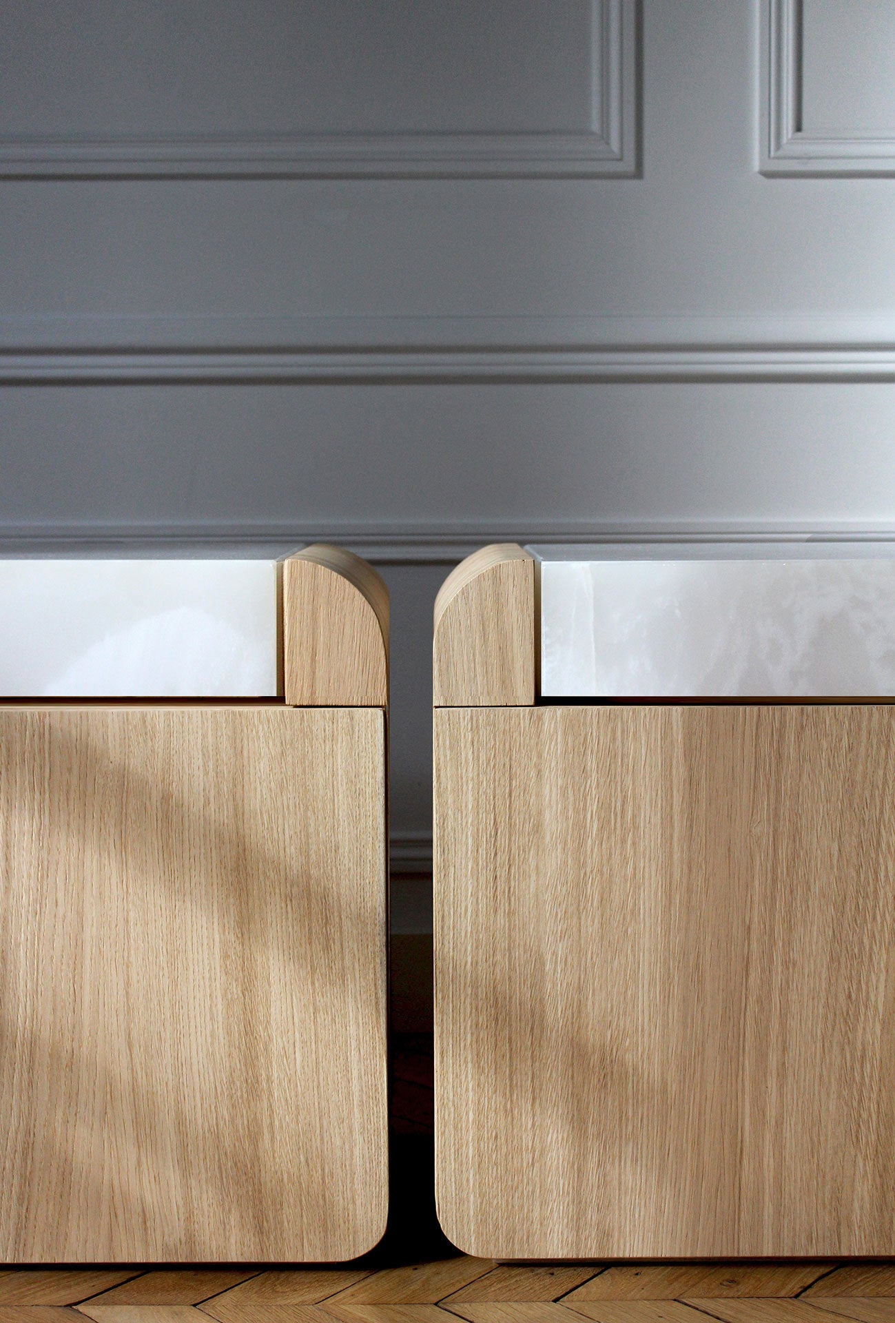 AMO OAK AND WHITE ONYX STORAGE TABLE