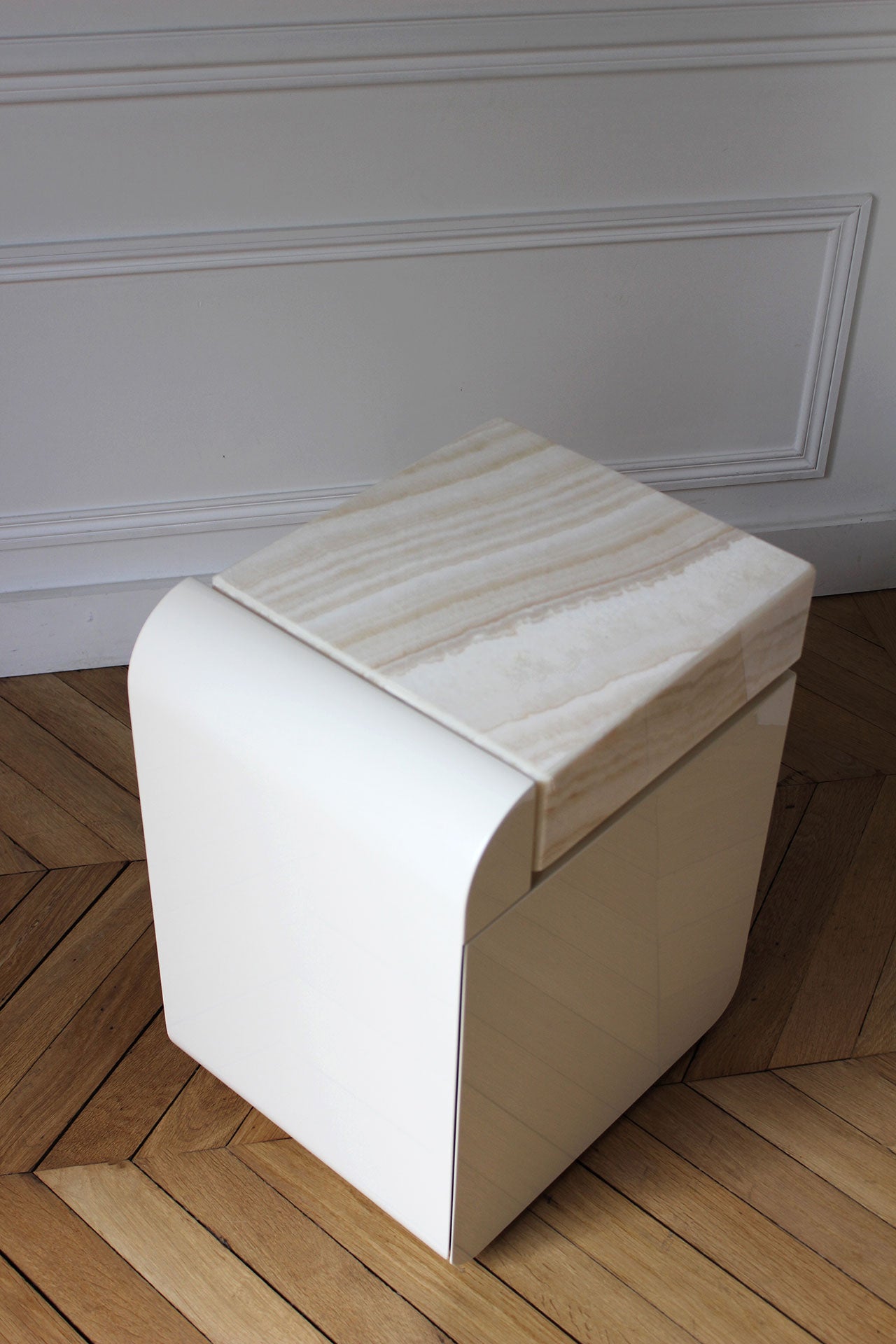 AMO OFF-WHITE AND IVORY ONYX STORAGE TABLE