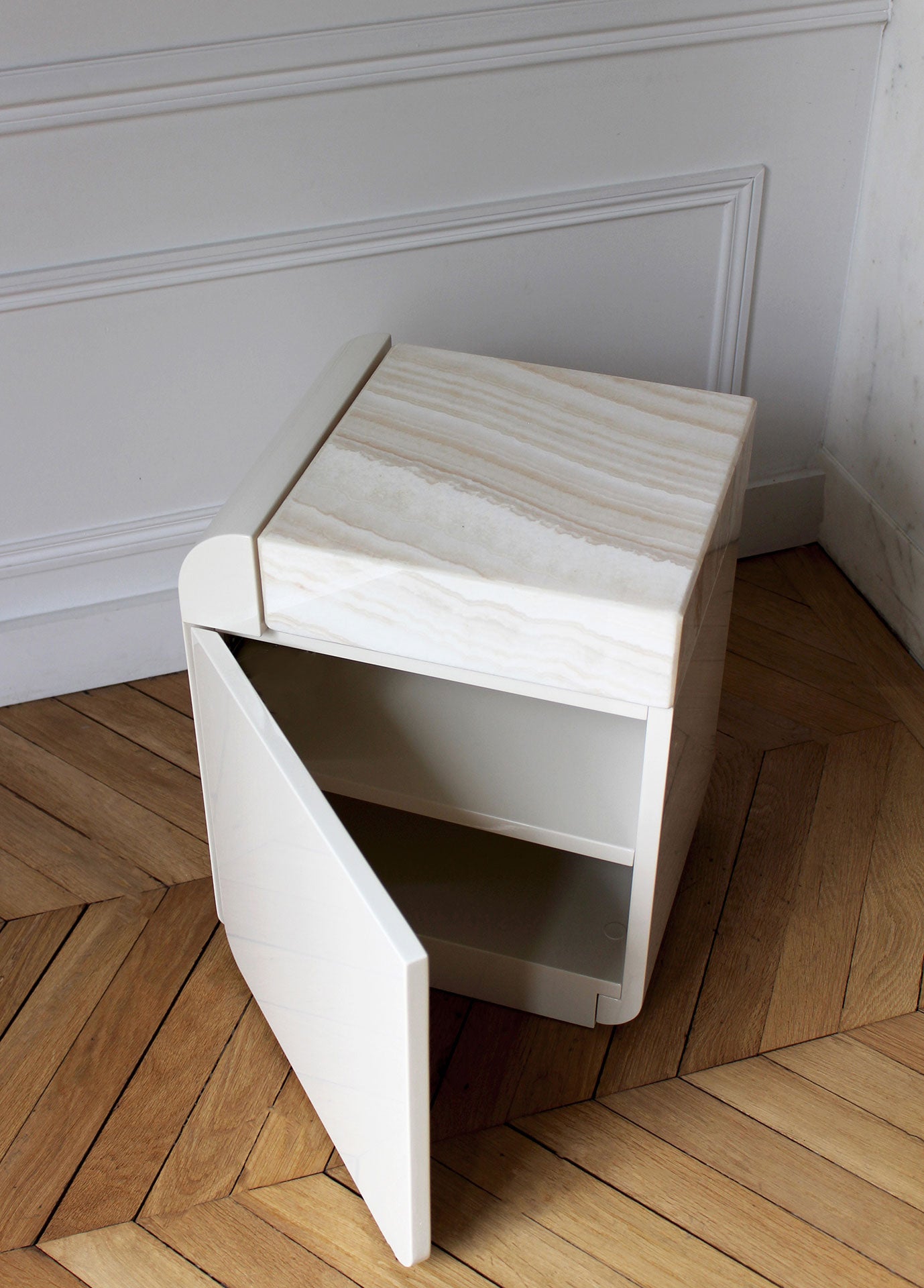 AMO OFF-WHITE AND IVORY ONYX STORAGE TABLE