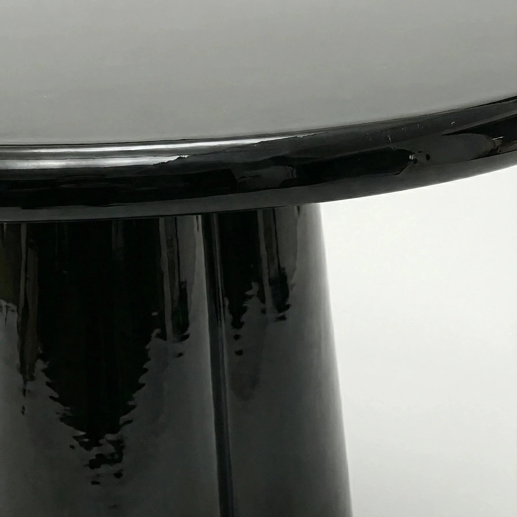 Poli Black Lacquered