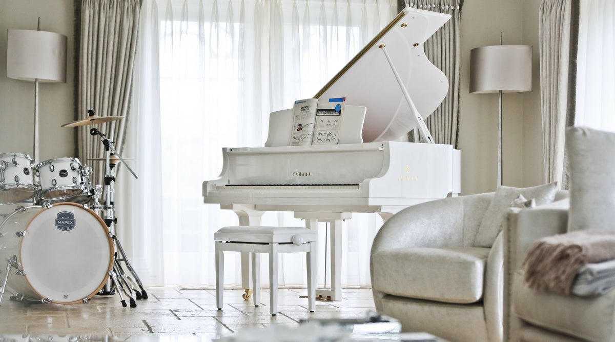 How to decorate a room with a grand piano